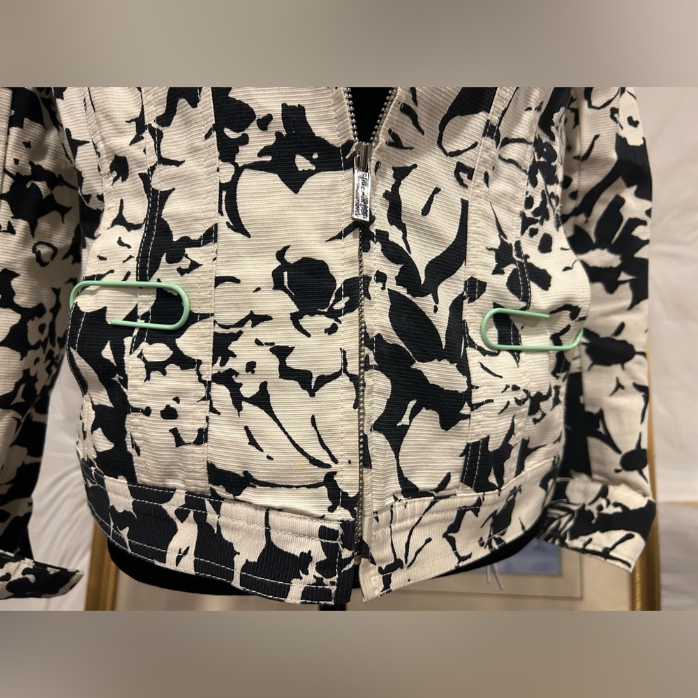 Rare Jones NY Jean Jacket, floral print 4 pockets with collar. NWOT Amazing!! - Picture 7 of 12